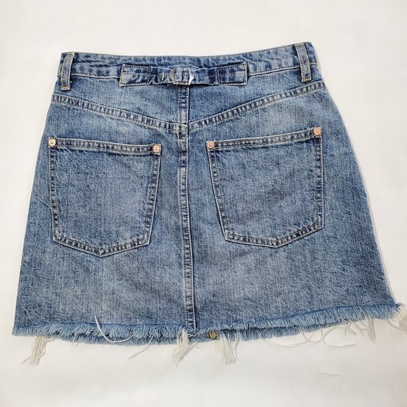 We The Free People Jean Skirt Size 25 Blue Denim Mini  Raw Hem Button Fly - Picture 2 of 7